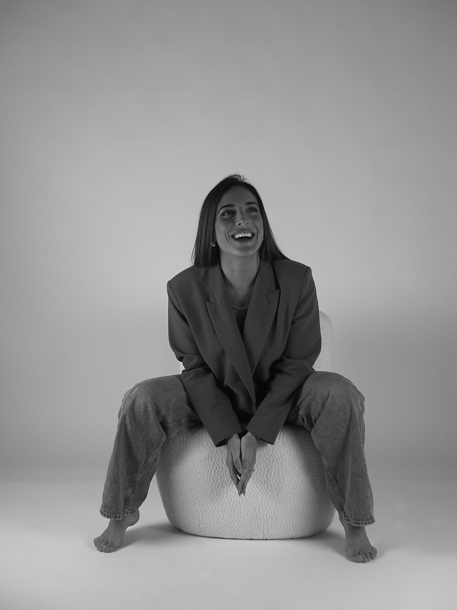 une jeune femme assise qui souris 