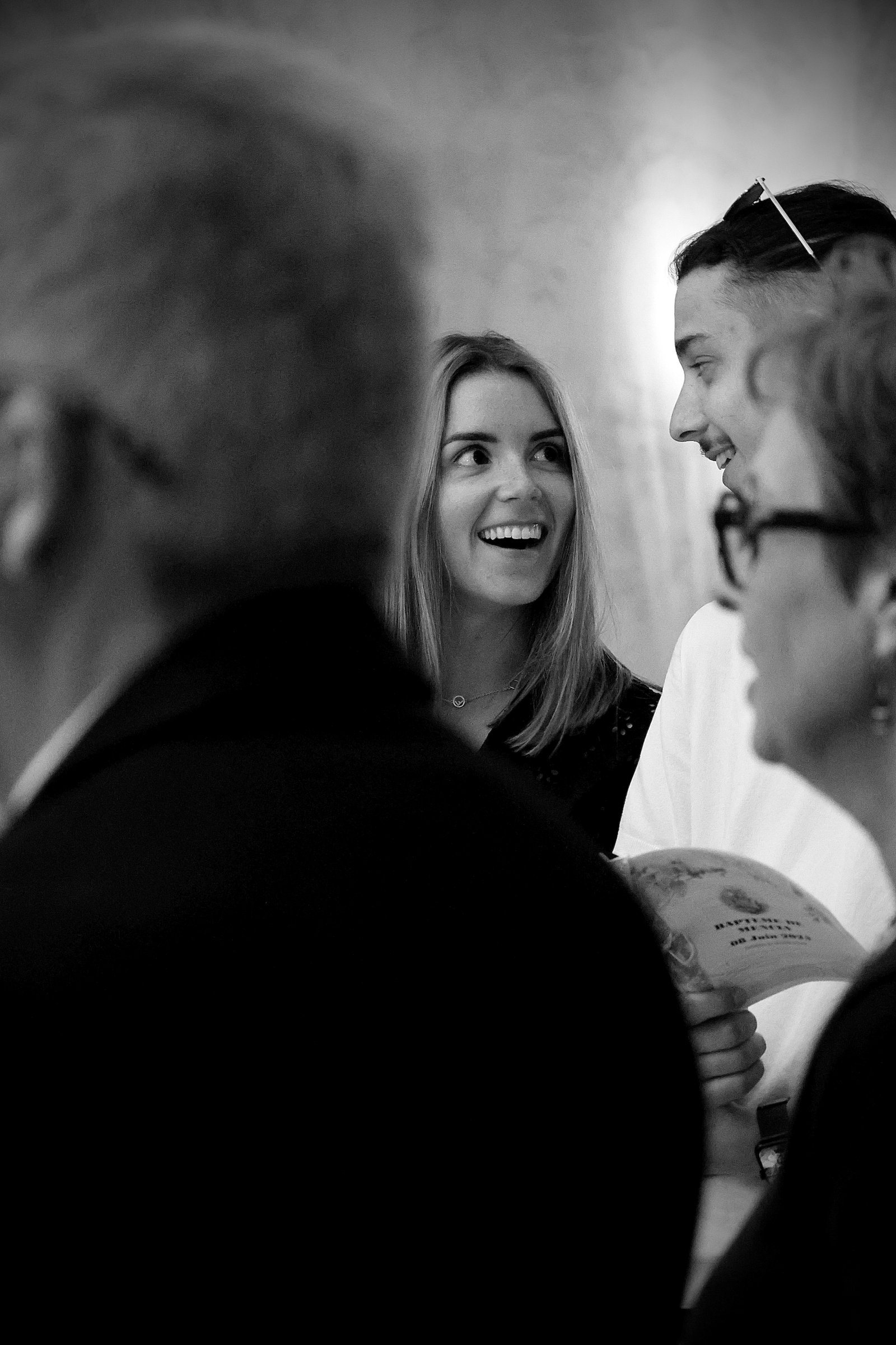 un jeune homme et une jeune femme qui se regarde en souriant 