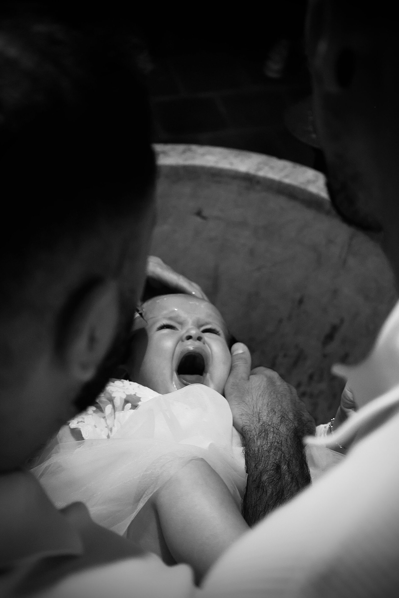 Photo d'un bébé en plein baptème