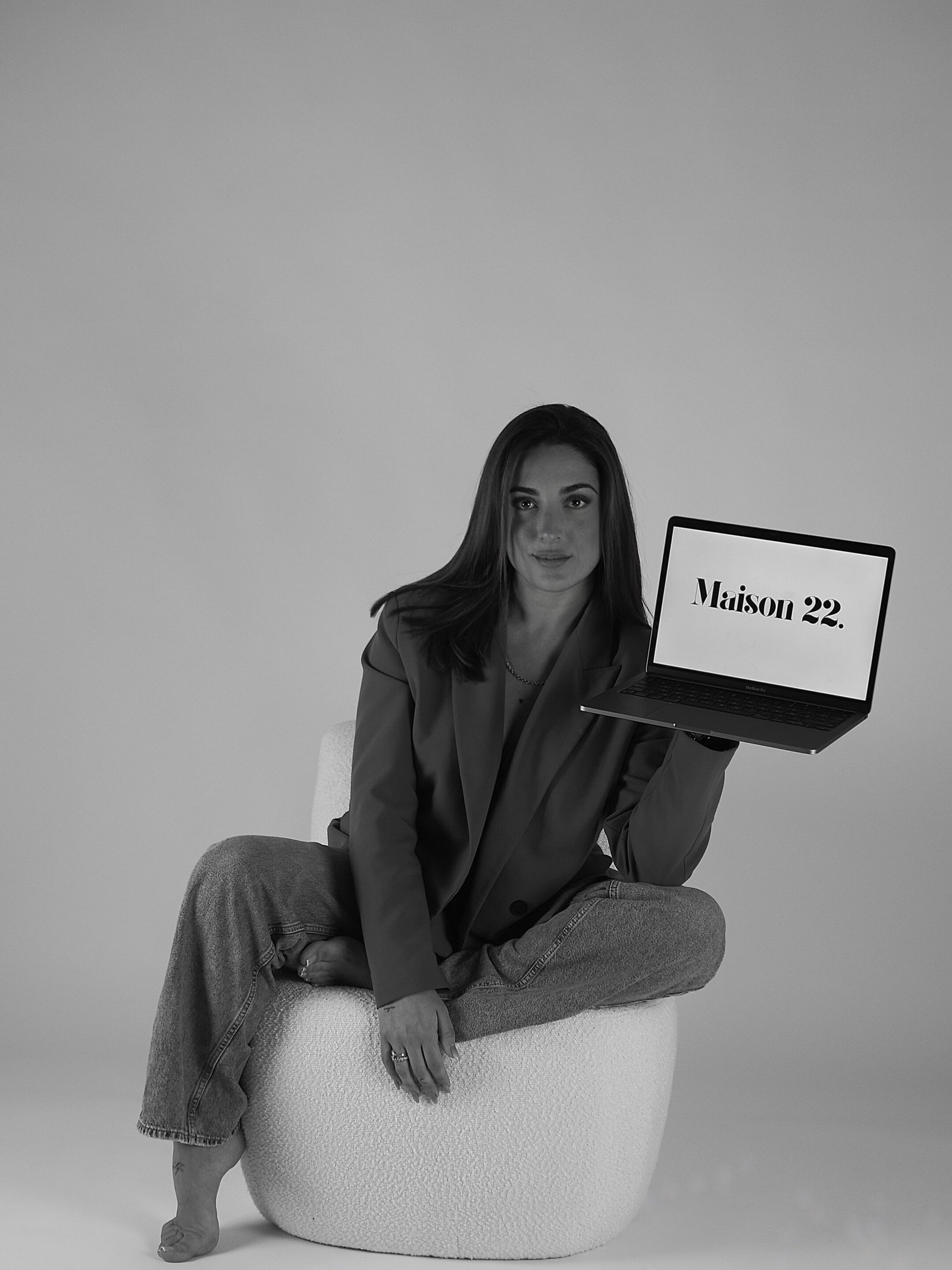 jeune femme assise pour promouvoir son entreprise