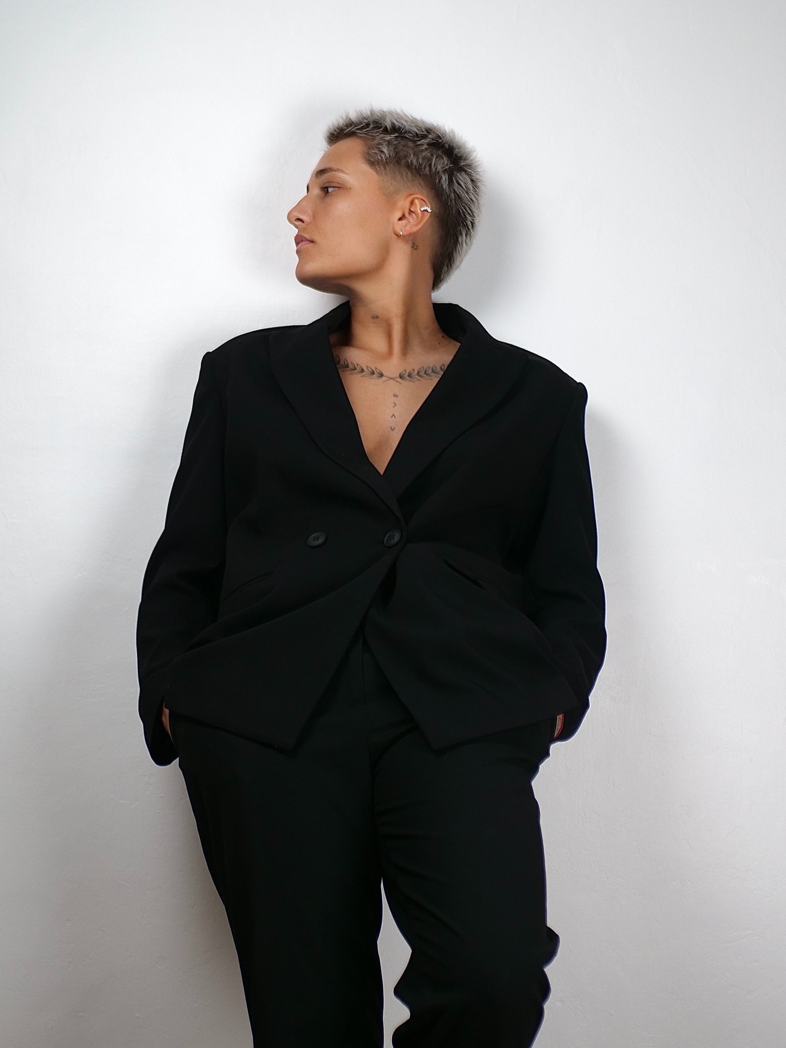 une jeune femme accouder contre un mur 