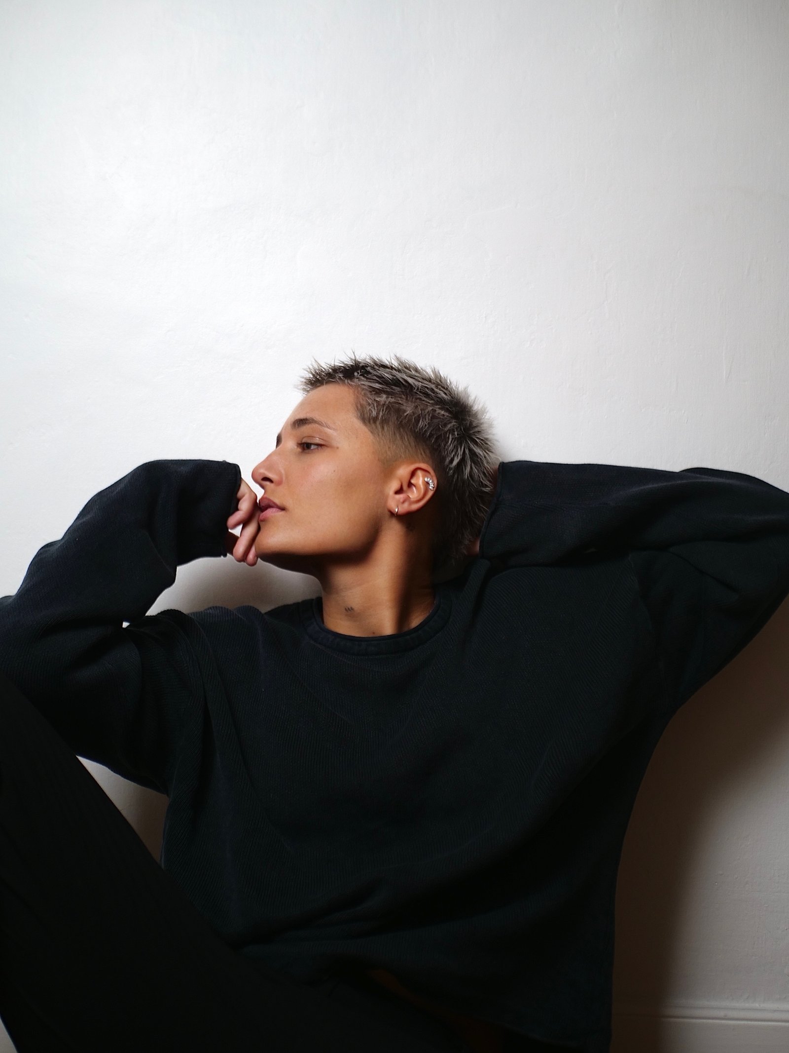 une jeune femme assise par terre 