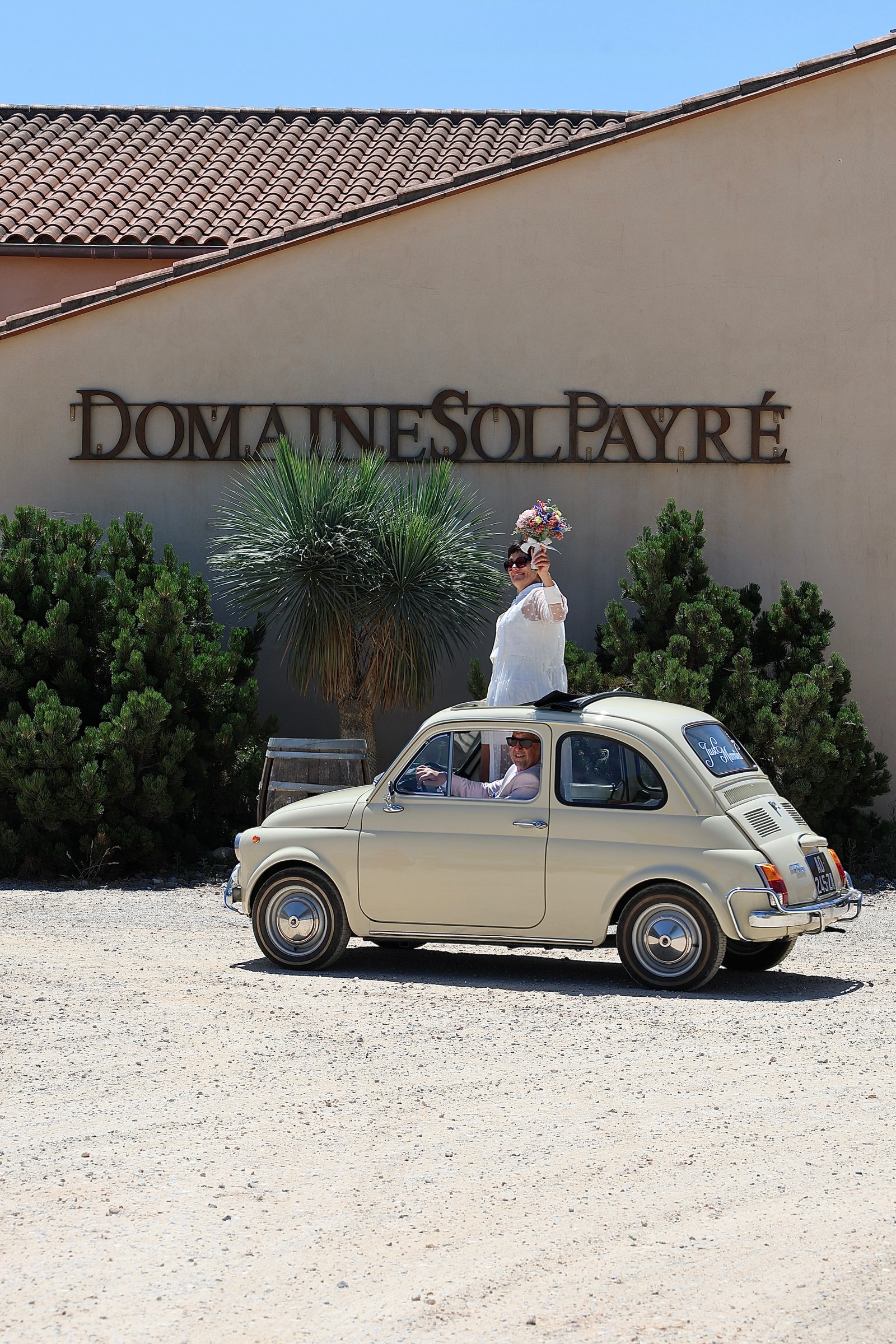 les mariés qui arrive dans leur voiture 