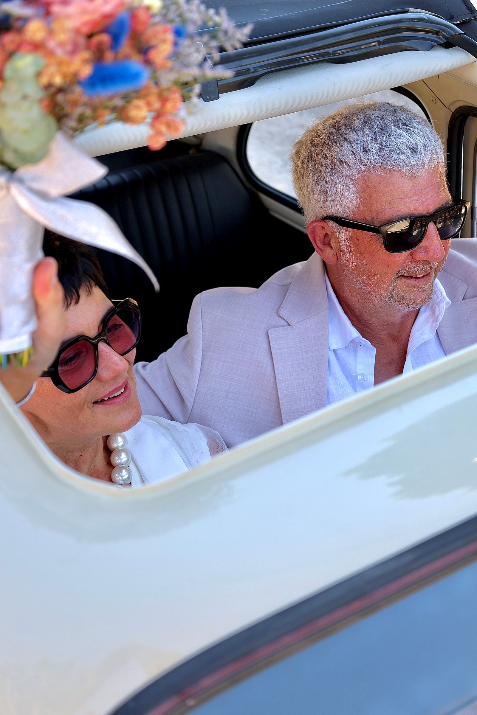 les mariés dans leur voiture le jour de leur mariage 