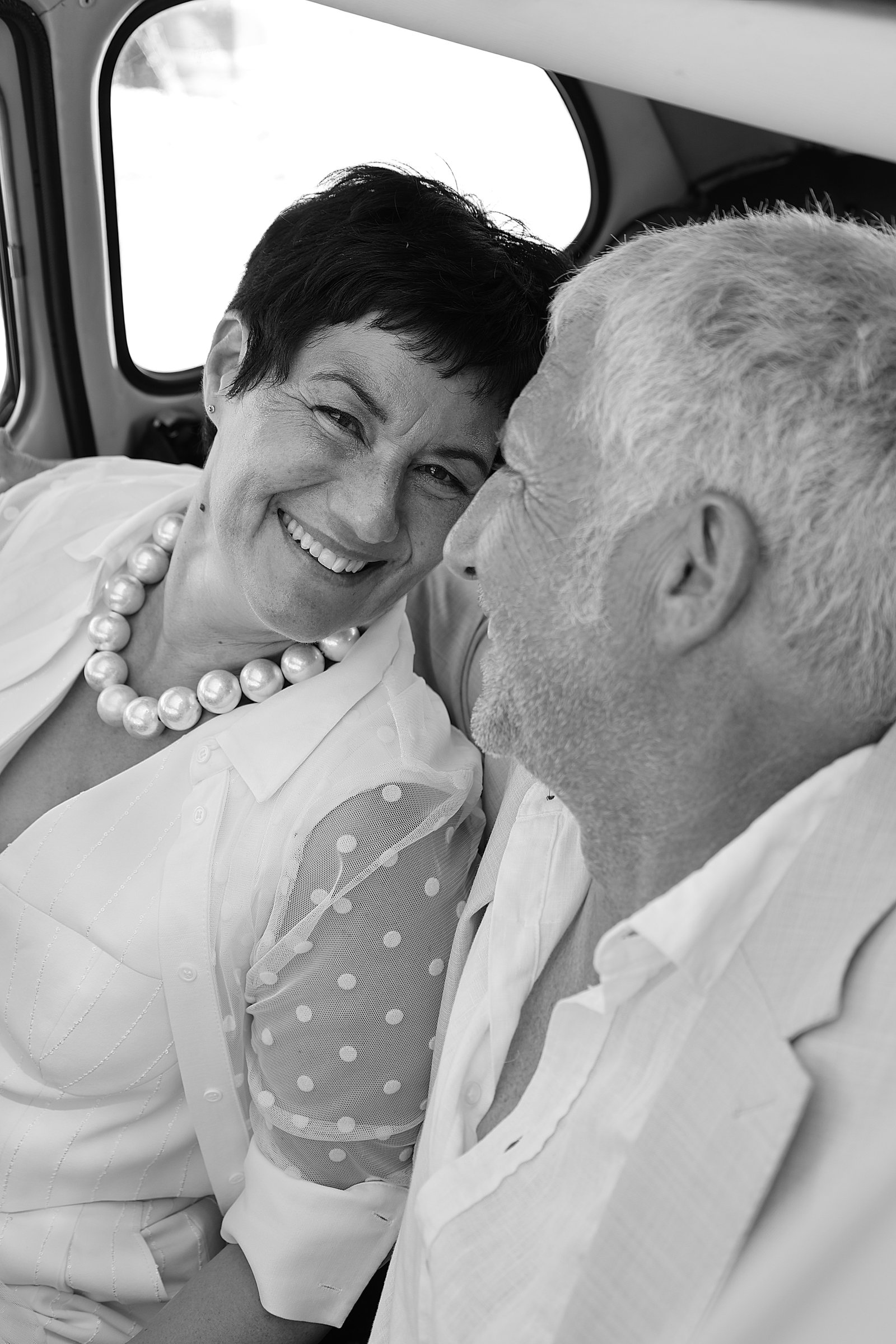 portraits des mariés avec la mariée qui sourit 