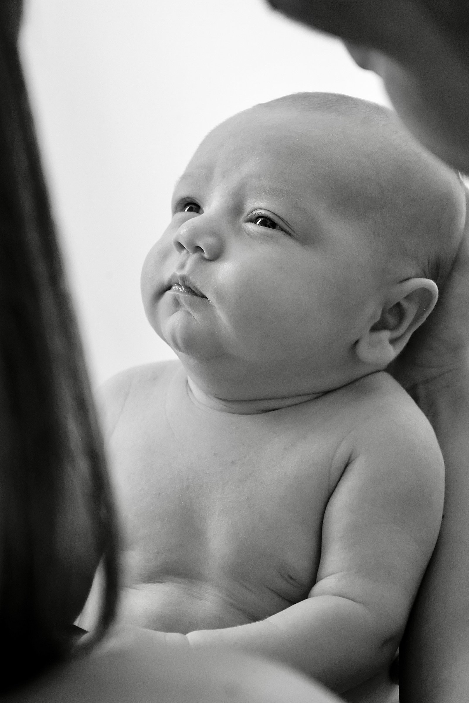 une nourrisson regardant fixement ses parents 