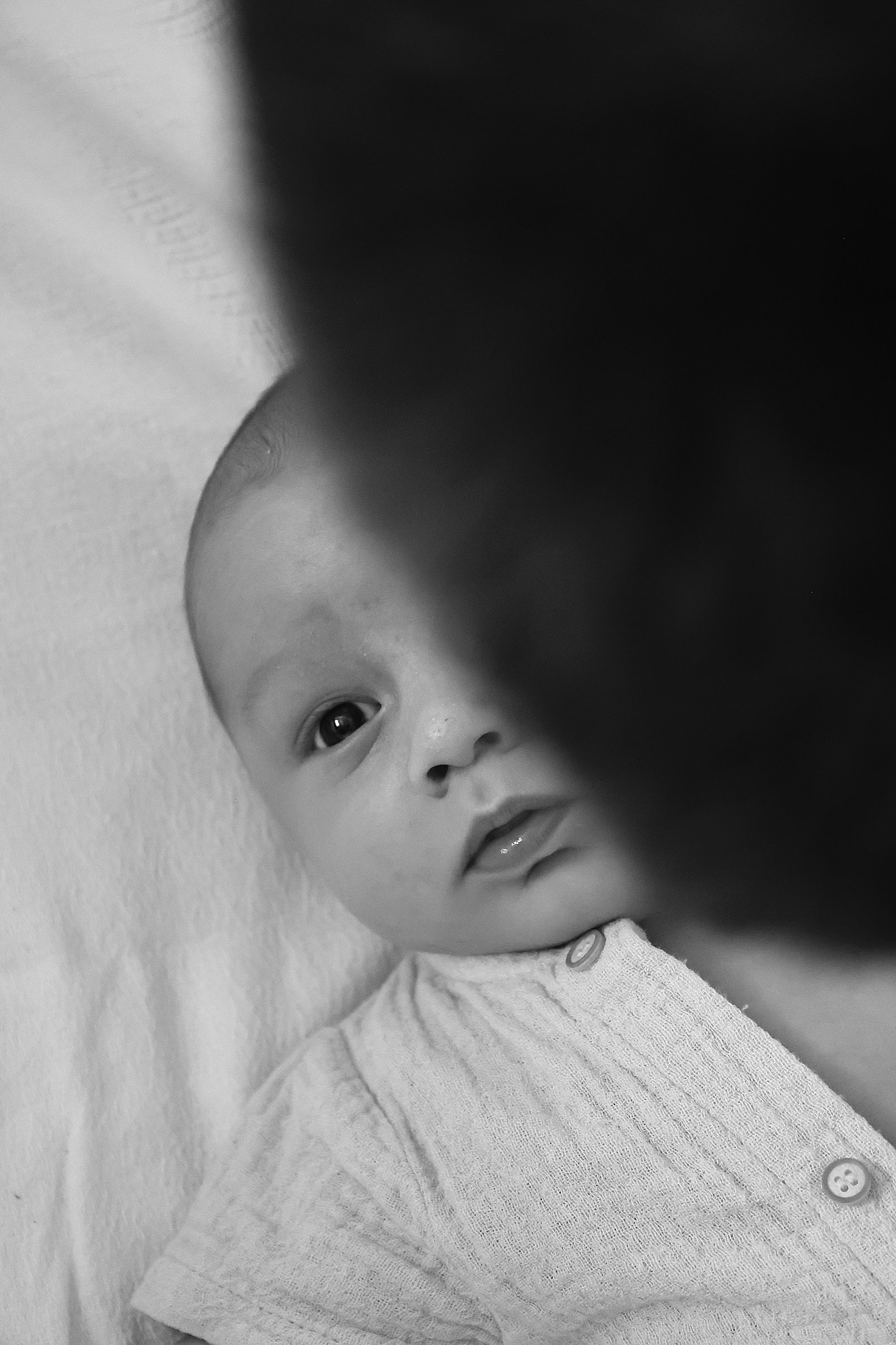 moitié de visage d'un nourrisson qui regarde au loin 