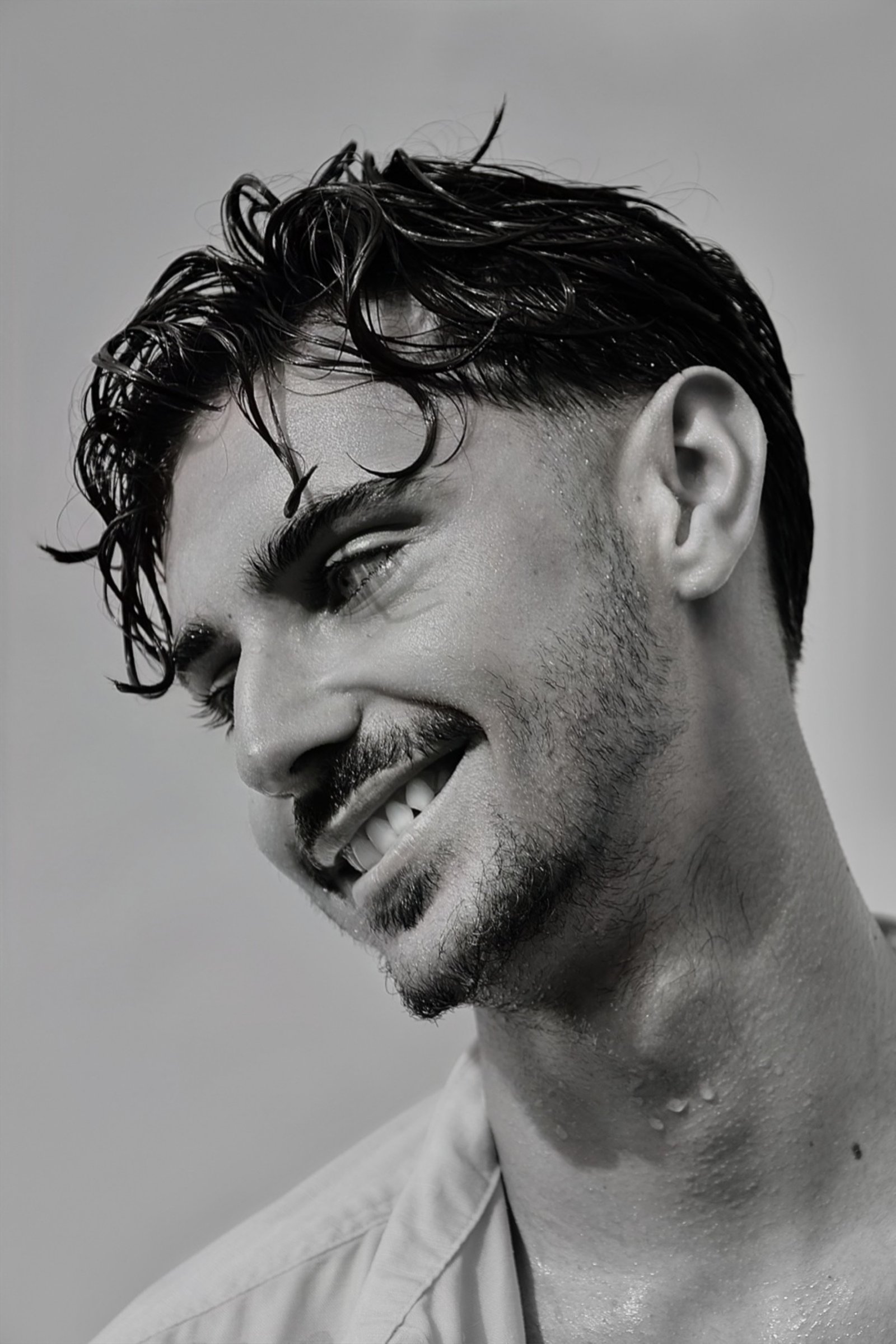 un jeune homme avec les cheveux mouillés 