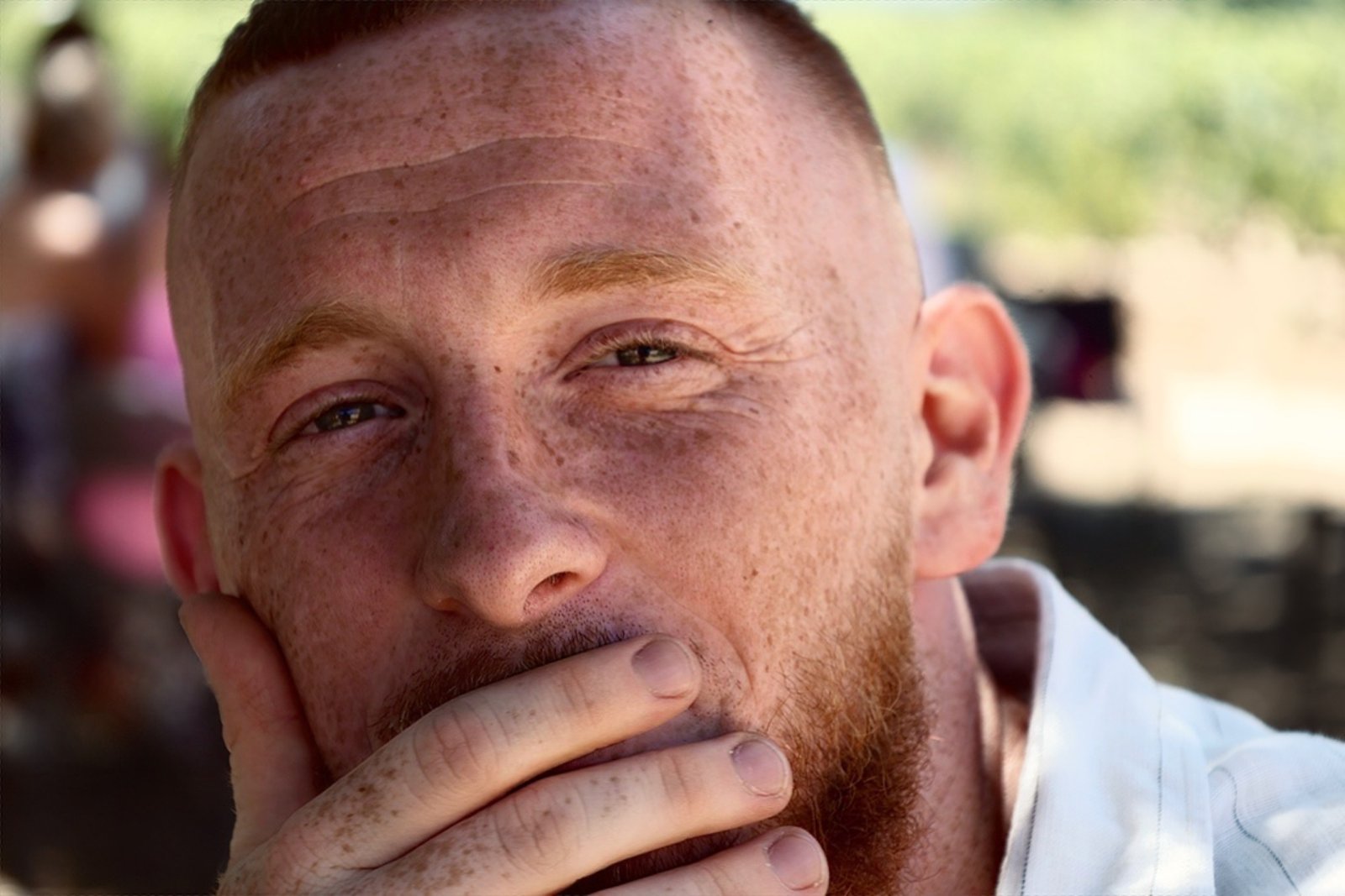 gros plan sur un jeune homme avec un air mystérieux 