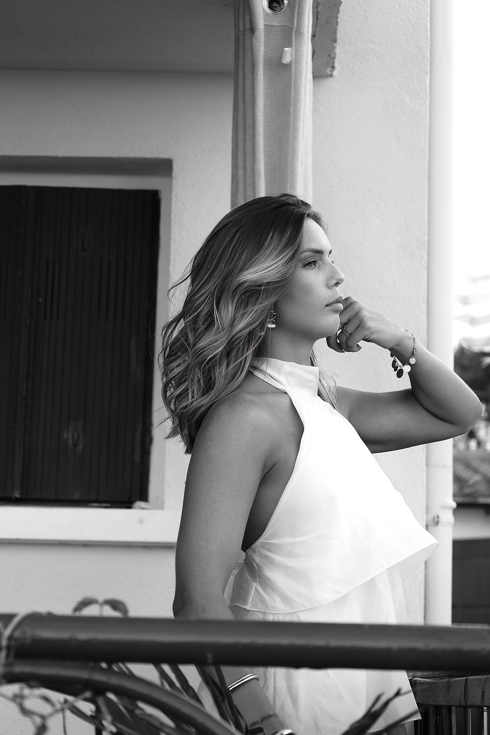 femme sur sa terrasse 