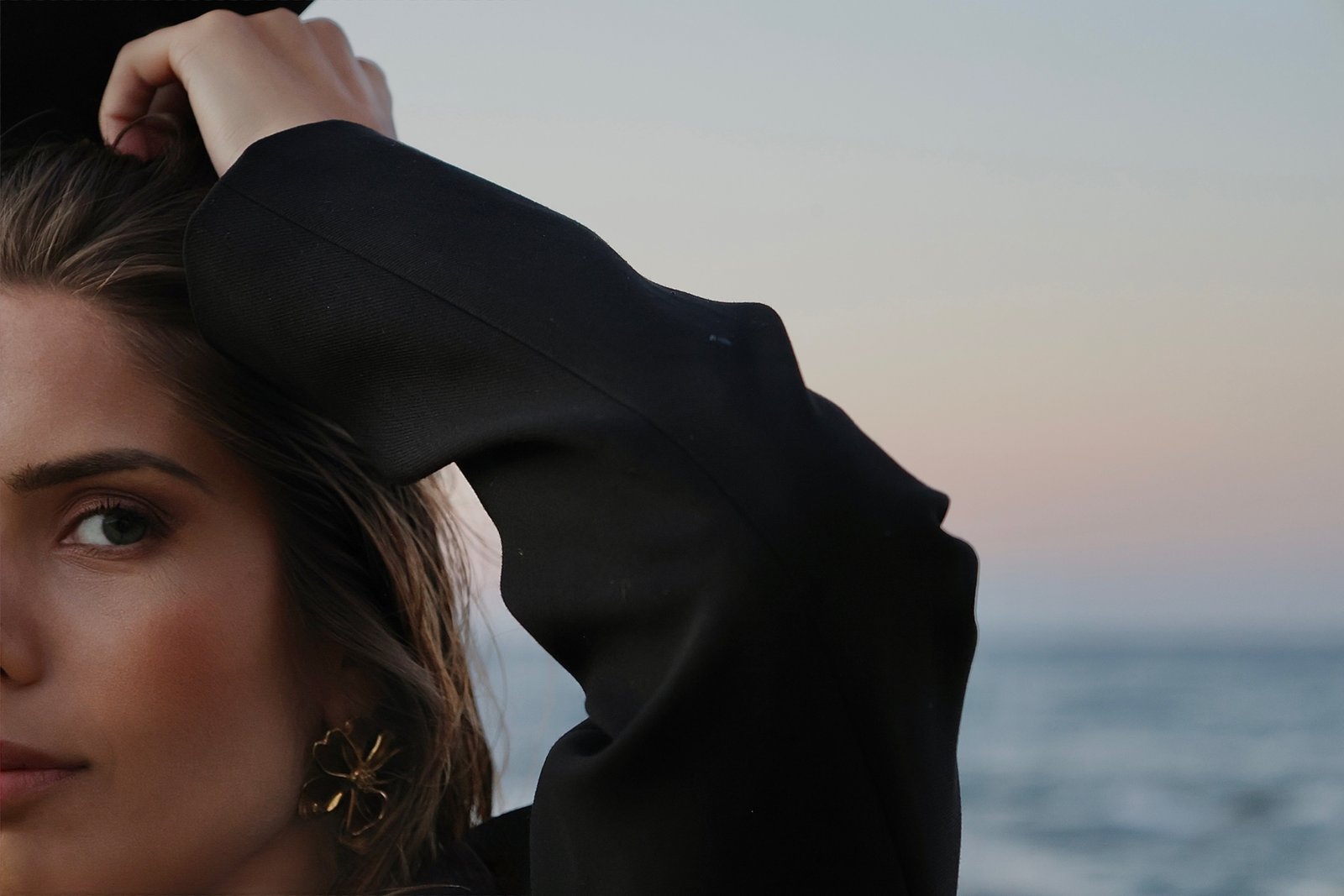 une jeune fille prise moitié visage main dans les cheveux