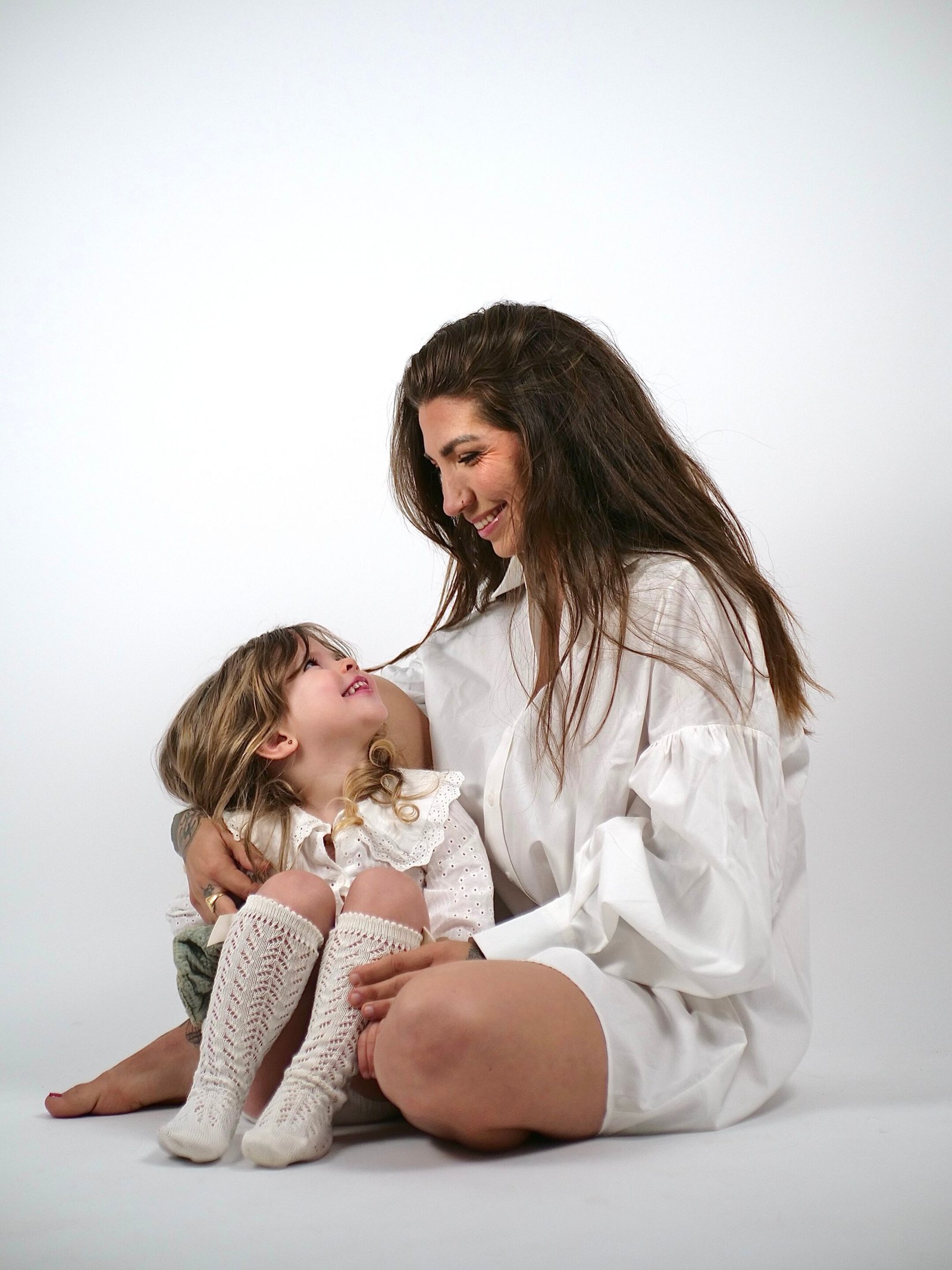 Photo de famille, maman et enfant complices