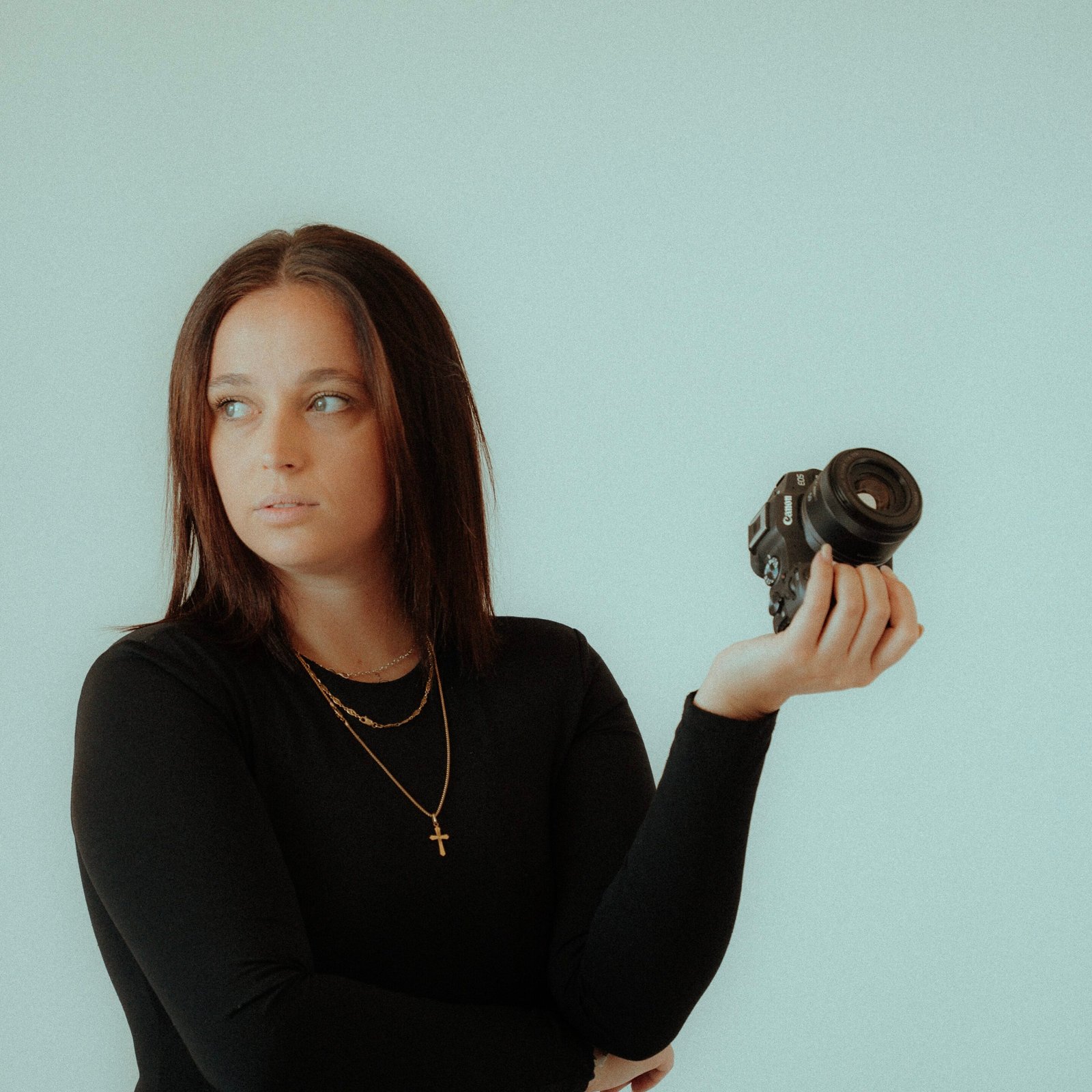 La photographe portant son appareil photo dans sa main