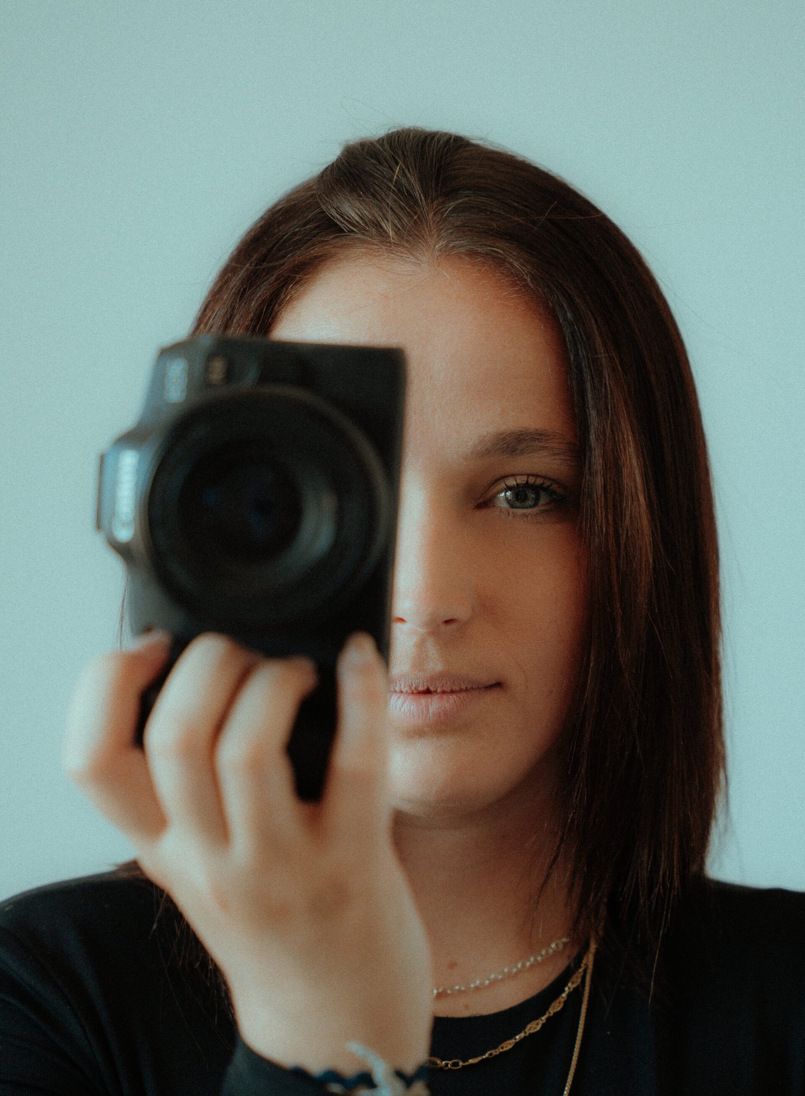 Visage de la photographe tenant l'appareil photo