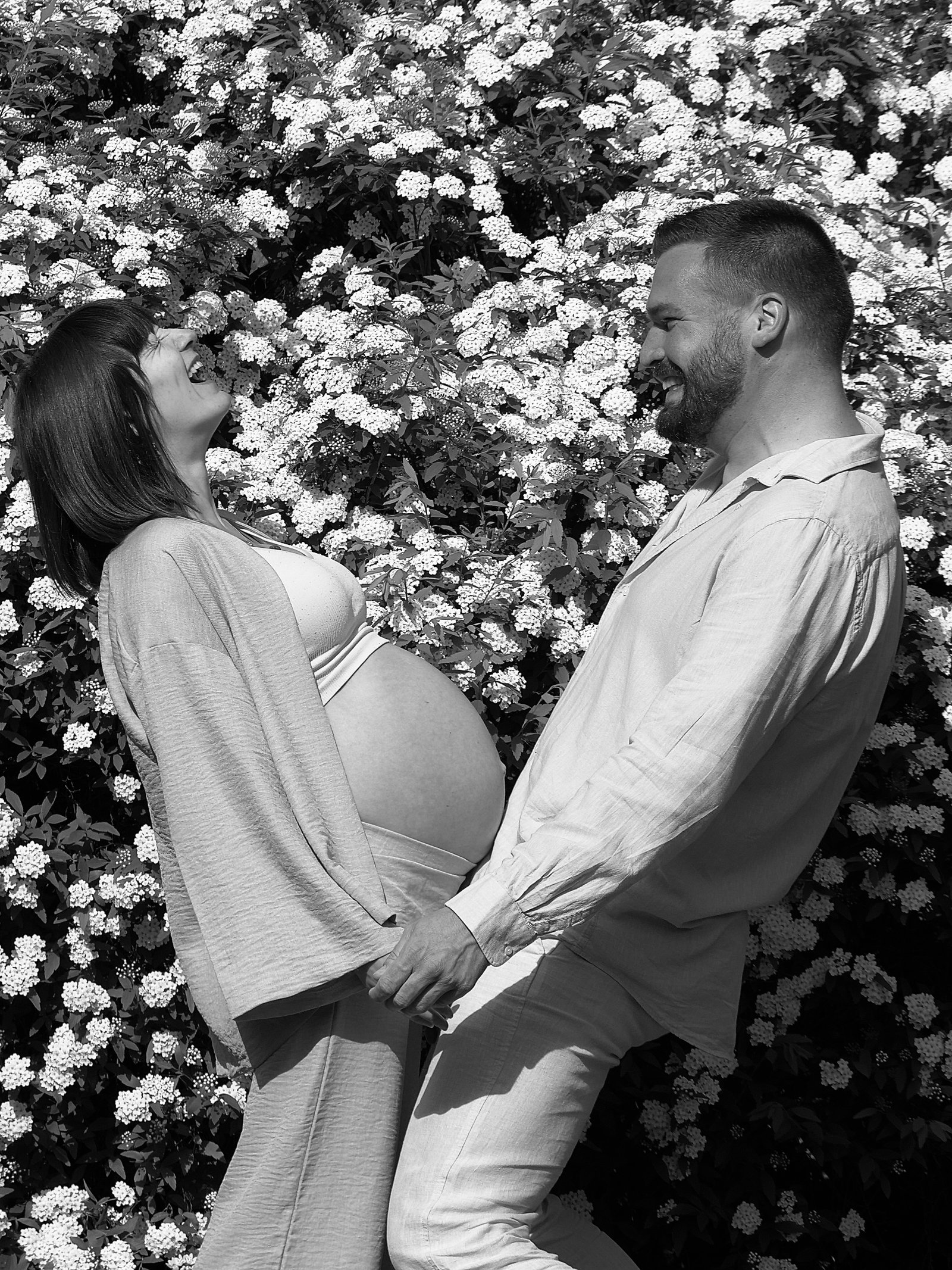 les futurs parents qui explose de rire les ventres collés 