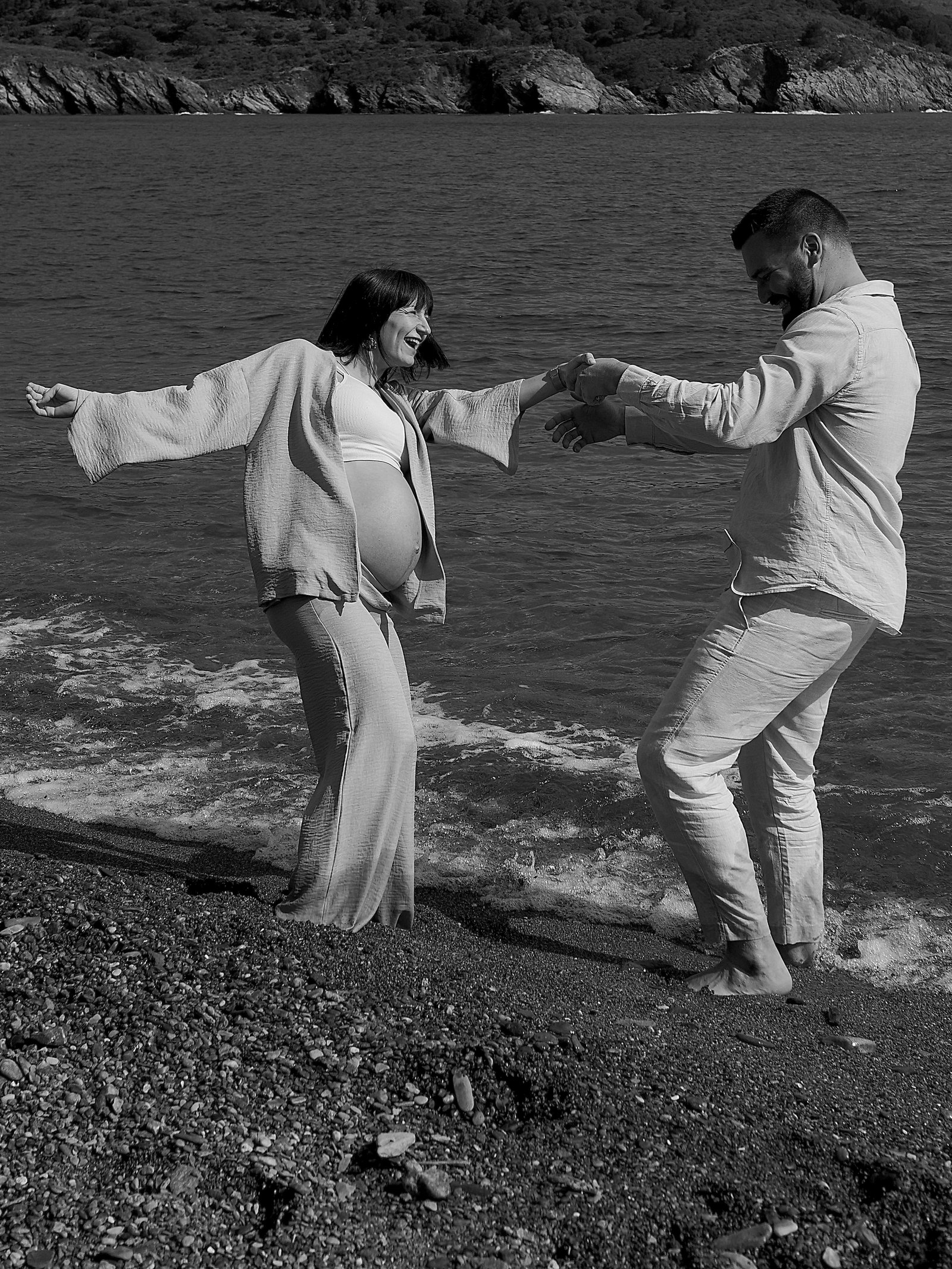 les futurs parents en train de danser au bord de l'eau 