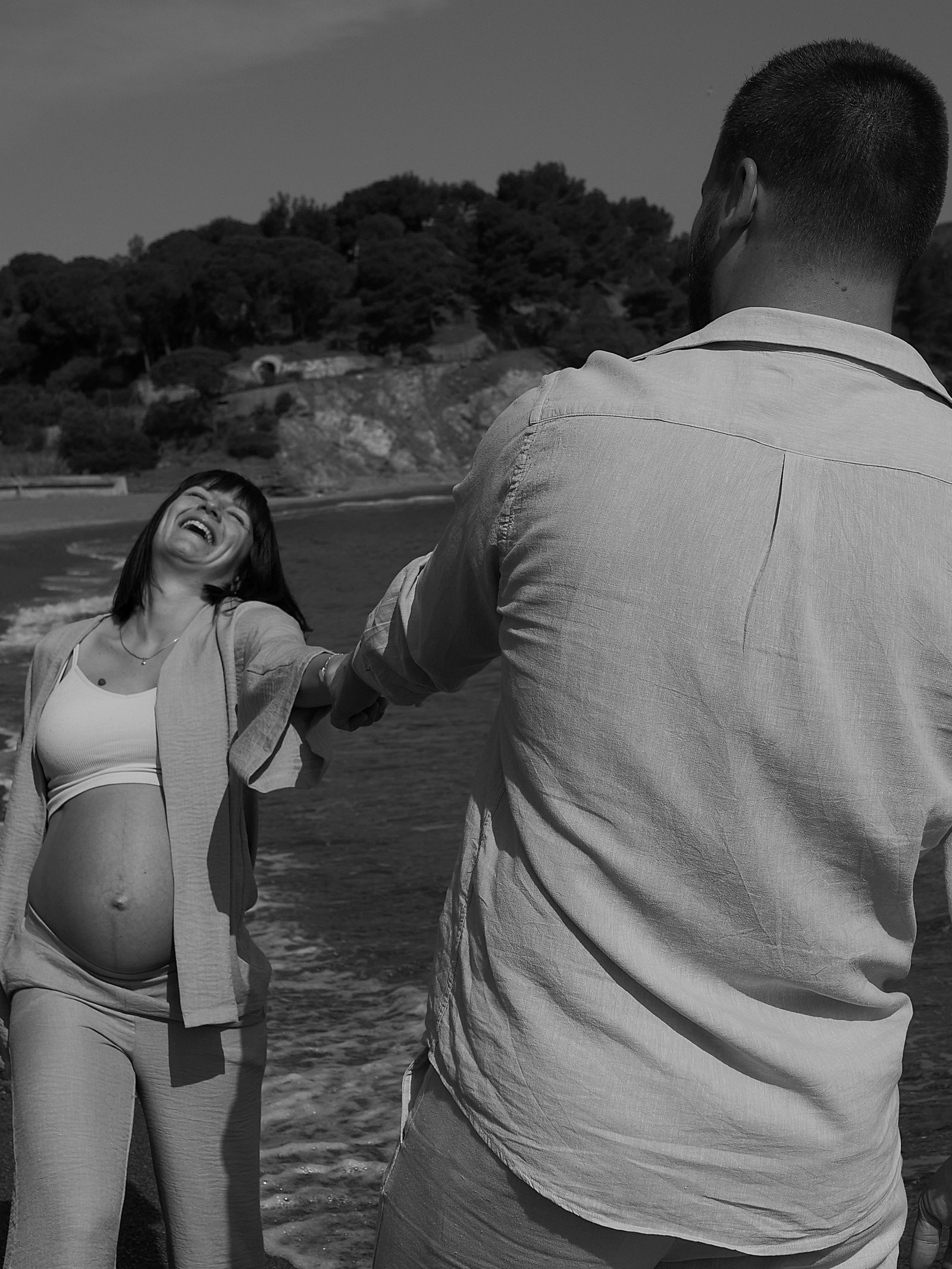 les futurs parents se tenant la main avec un grand sourire 