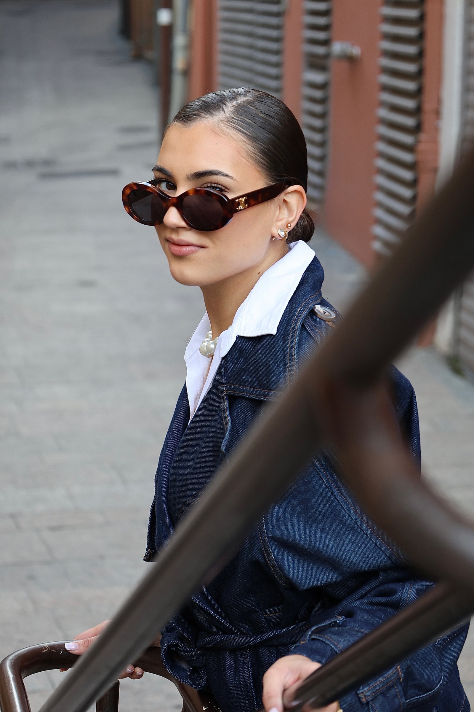 Jeune femme avec des lunettes de soleil qui me regarde 