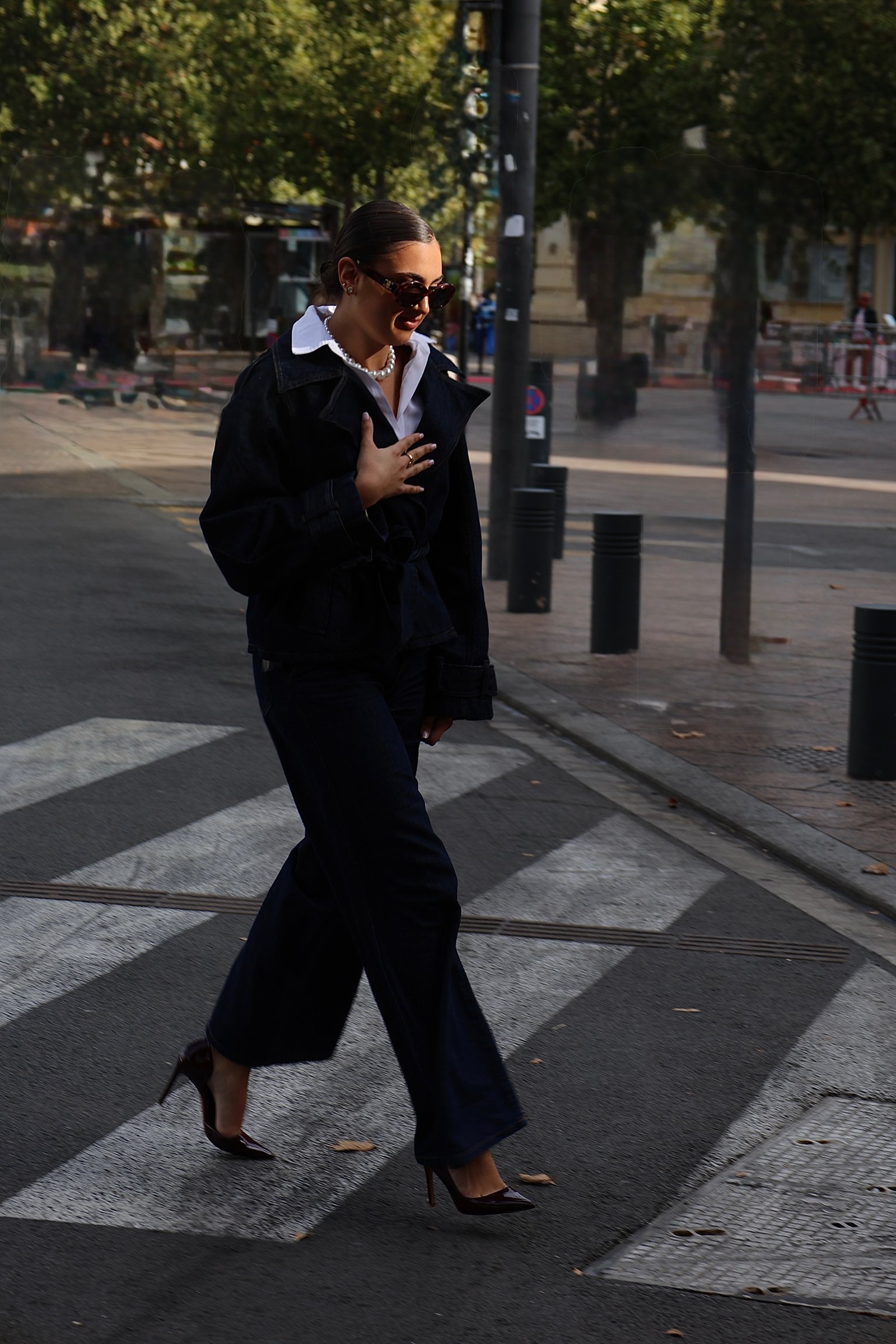Jeune femme traversant le passage piéton 