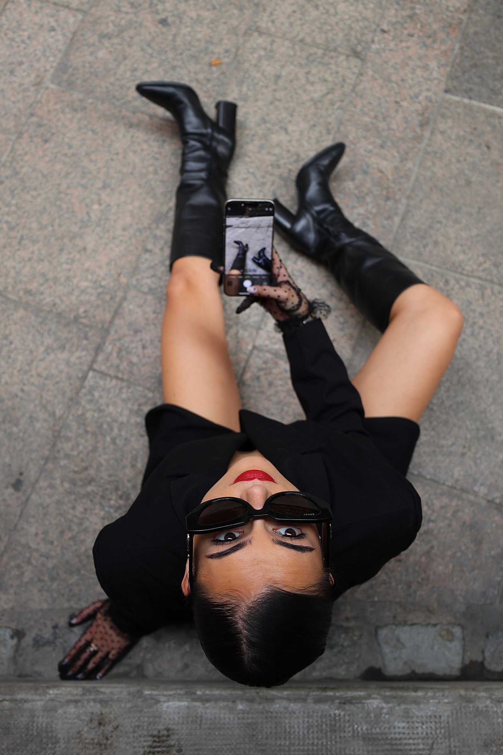 Femme assise par terre qui regarde vers le haut 