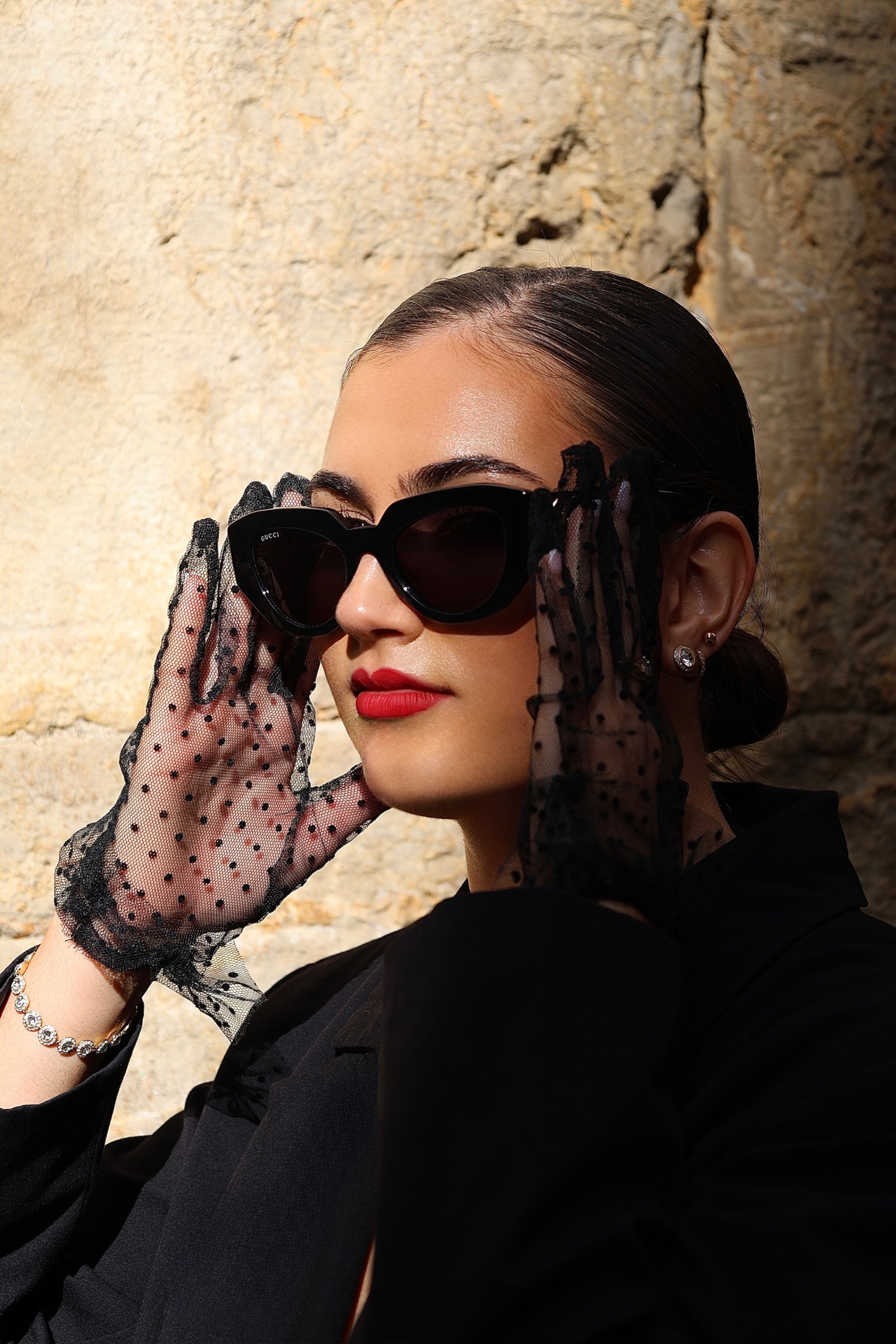 Une femme qui se tien les lunettes sur le nez au soleil 